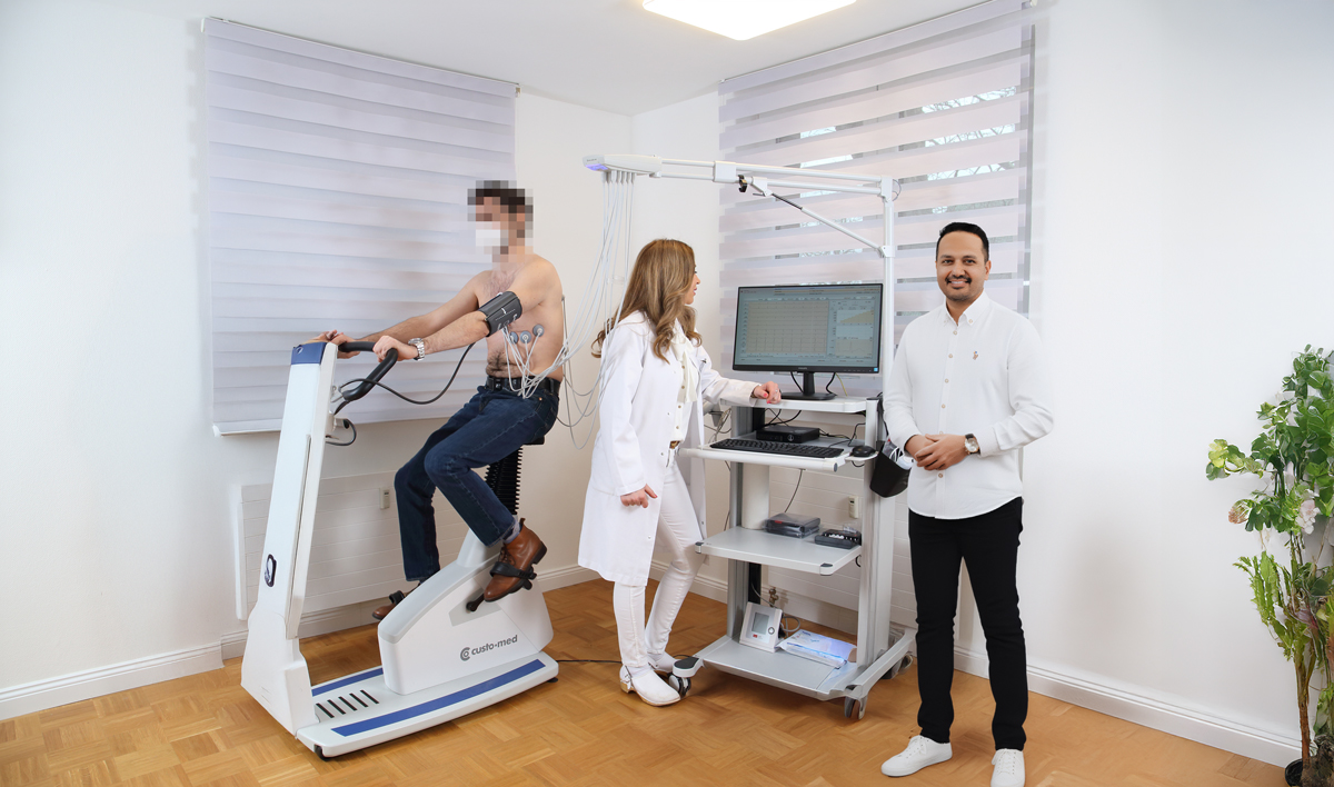 Frau Hayeri bei der Vorbereitung einer sportmedizinischen Untersuchung